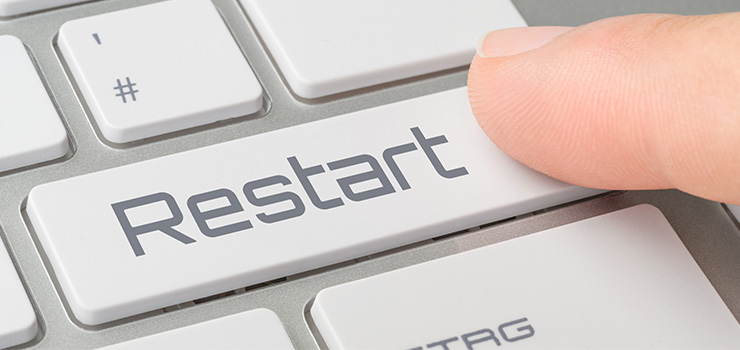 A large restart key on a laptop keyboard